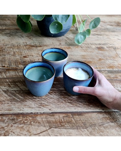 De cappuccino mokken hebben een groene craquelé glazuur afwerking aan de binnenkant. De cappuccino mokken hebben een groene craquelé glazuur afwerking aan de binnenkant.