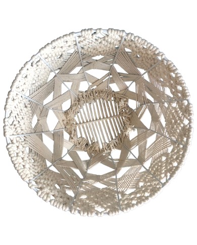 Bovenaanzicht van een macramé draadmand rond met gedetailleerd geweven katoenen patronen.