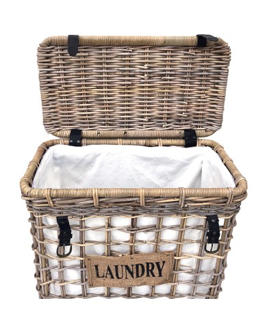 De Rotan wasmand op wielen heeft een deksel en is geschikt voor elke kamer in huis.
