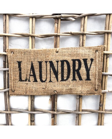 De rotan wasmand op wielen bevat een geweven bordje met laundry. De rotan wasmand op wielen bevat een geweven bordje met laundry.