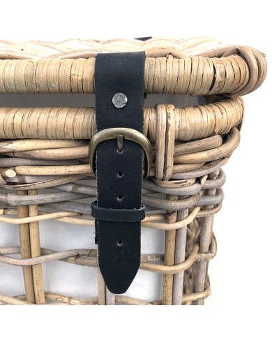 De rotan wasmand op wielen bevat leren look riempjes. De rotan wasmand op wielen bevat leren look riempjes.