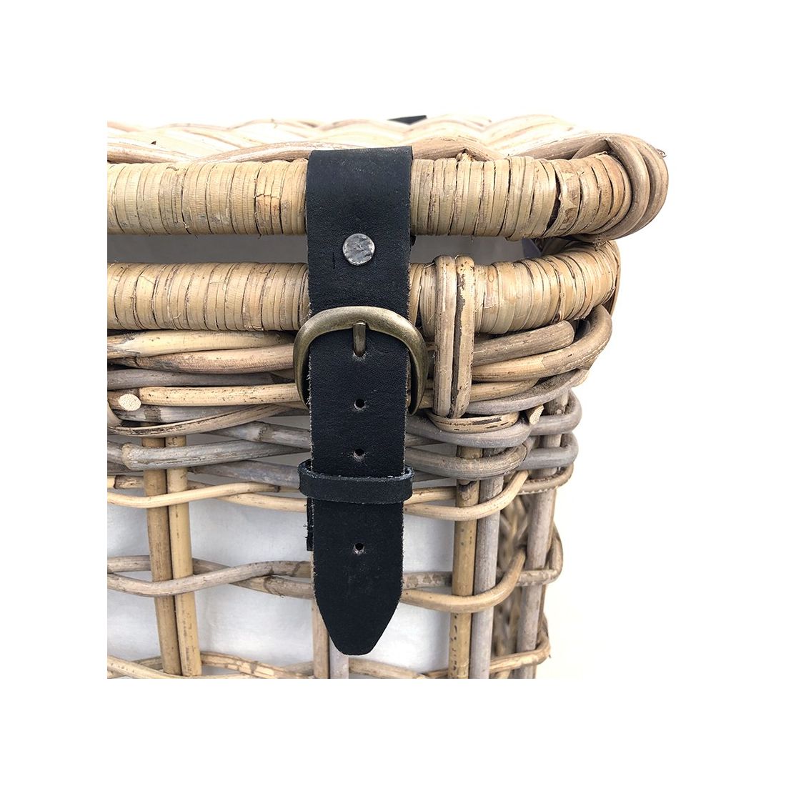 De rotan wasmand op wielen bevat leren look riempjes. De rotan wasmand op wielen bevat leren look riempjes.