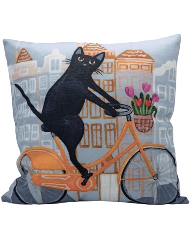 Een decoratief kussen Amsterdam met een zwarte kat op een oranje fiets en een mand met bloemen.