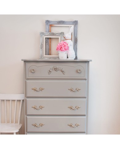 Een stijlvolle grijze commode versierd met gouden handgrepen en landelijke ornamenten, onder decoratieve frames. Een stijlvolle grijze commode versierd met gouden handgrepen en landelijke ornamenten, onder decoratieve frames.