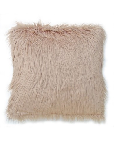 Een fluffy sierkussen beige van imitatie bont op een witte achtergrond.