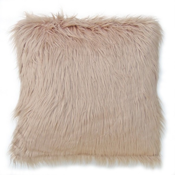 Een fluffy sierkussen beige van imitatie bont op een witte achtergrond.