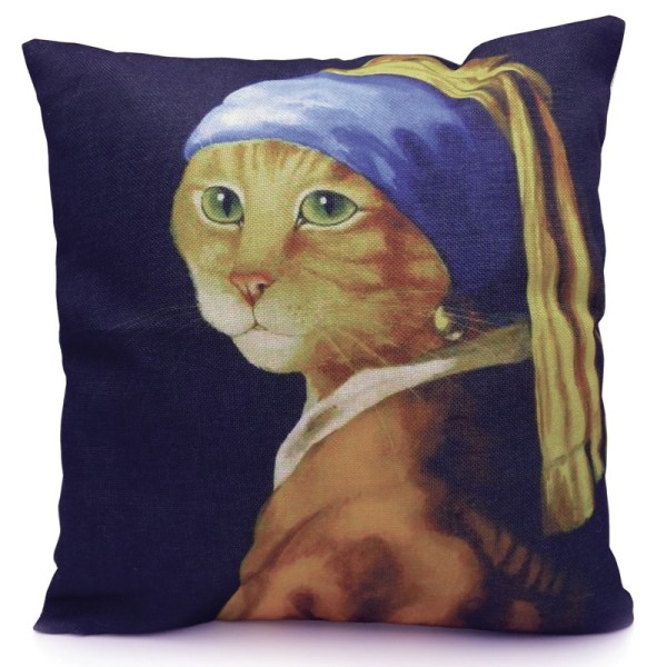 Een decoratief kussen meisje met de parel van een kat met Vermeer's beroemde parel en hoofddoek op een donkere achtergrond.