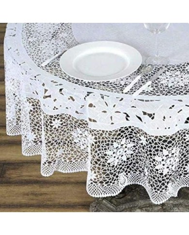 Detail van een ronde tafel versierd met een vinyl tafelkleed in kant-stijl. Detail van een ronde tafel versierd met een vinyl tafelkleed in kant-stijl.