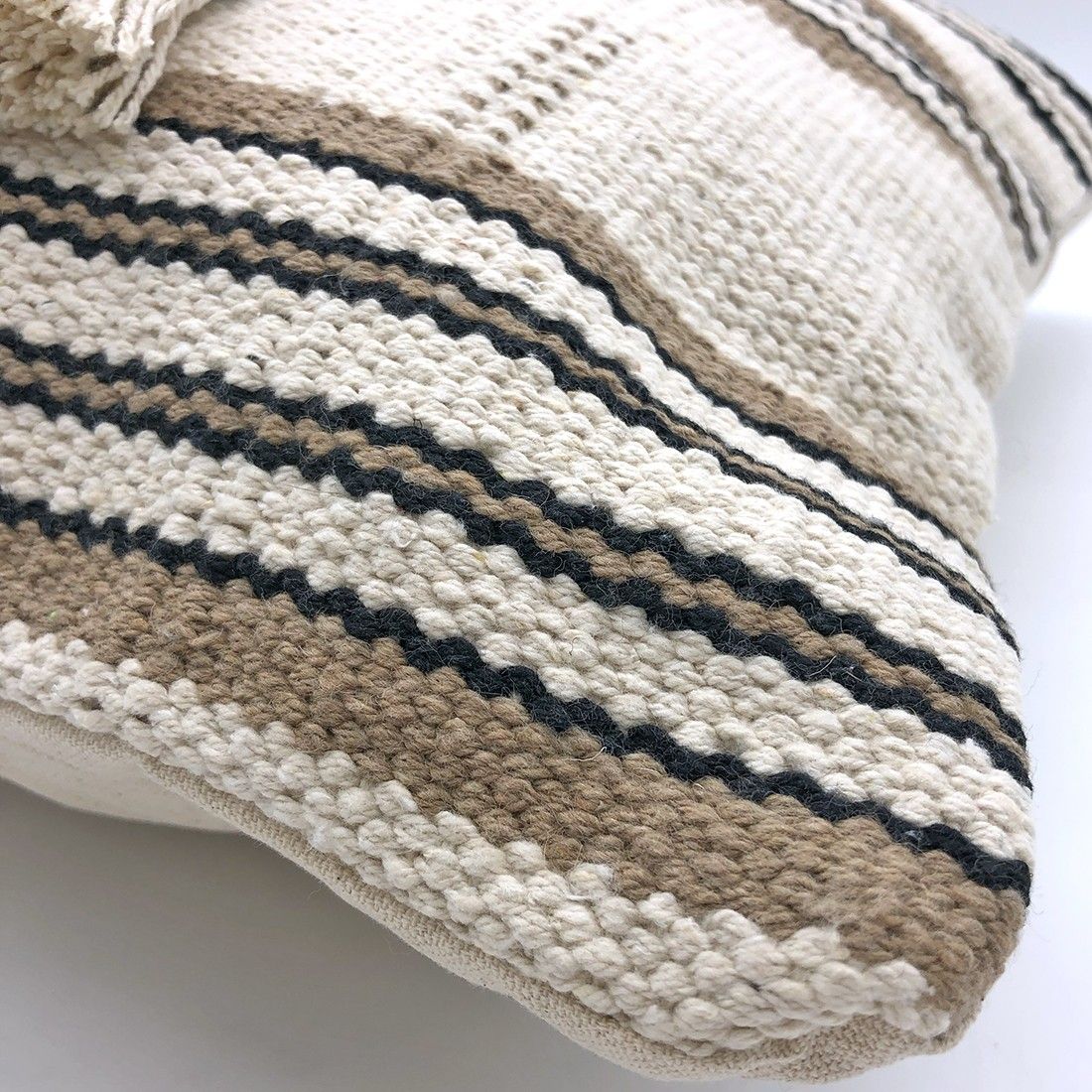 Beige Kussen met Kwastjes - voeg warme speelse elementen toe