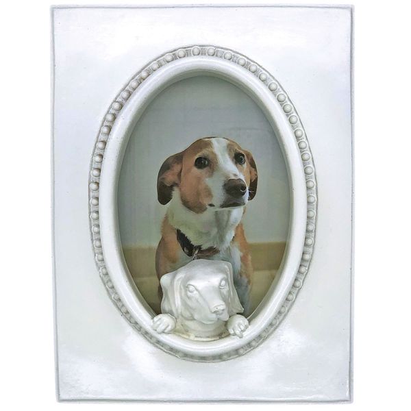 Een decoratieve witte fotolijst honden met een ovaal ontwerp en een klein hondensculptuur aan de onderkant.