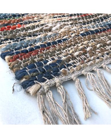 Detail van franje van een veelkleurig vloerkleed jute. Detail van franje van een veelkleurig vloerkleed jute.