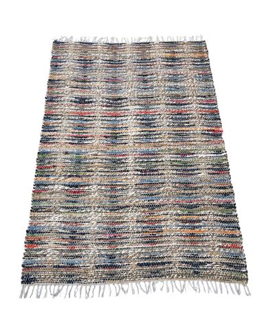 Een getextureerd, veelkleurig geweven vloerkleed jute met franjes, met een mix van blauw, rood en groen gekleurd jute.