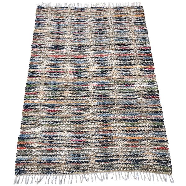 Een getextureerd, veelkleurig geweven vloerkleed jute met franjes, met een mix van blauw, rood en groen gekleurd jute.