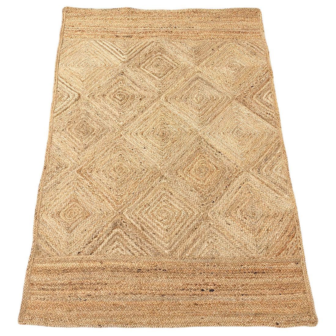 Een gestructureerd, gevlochten vloerkleed met een geometrisch ruitpatroon in natuurlijke beige tinten.
