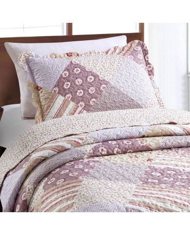 Een kussensloop roze die gebloemde, gestreepte en geruite vlakken combineert met bijpassende sprei op een knus bed. Een kussensloop roze die gebloemde, gestreepte en geruite vlakken combineert met bijpassende sprei op een knus bed.