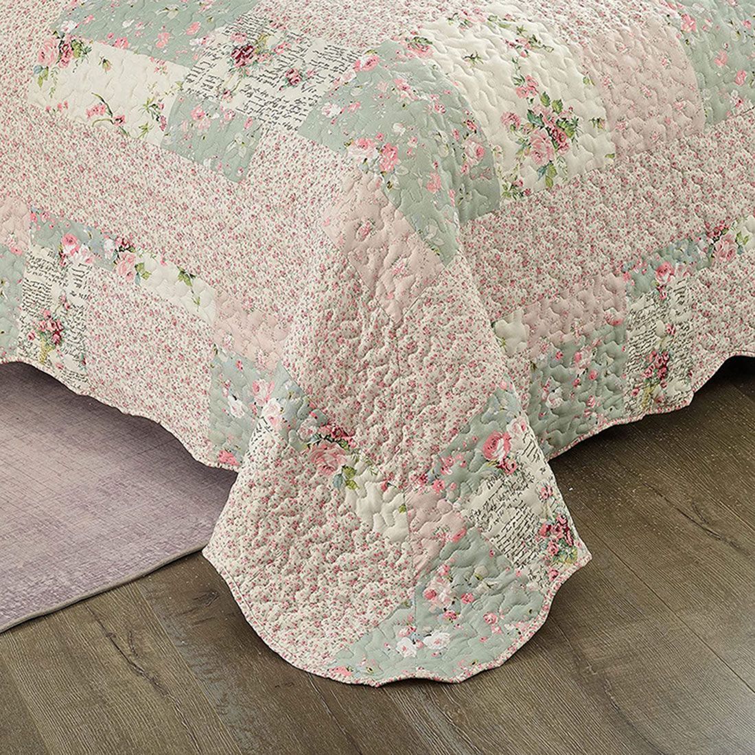 Detail van een bedsprei bloemen motief met roze en salie getint patchwork, vermicellistiksels en geschulpte randen. Detail van een bedsprei bloemen motief met roze en salie getint patchwork, vermicellistiksels en geschulpte randen.