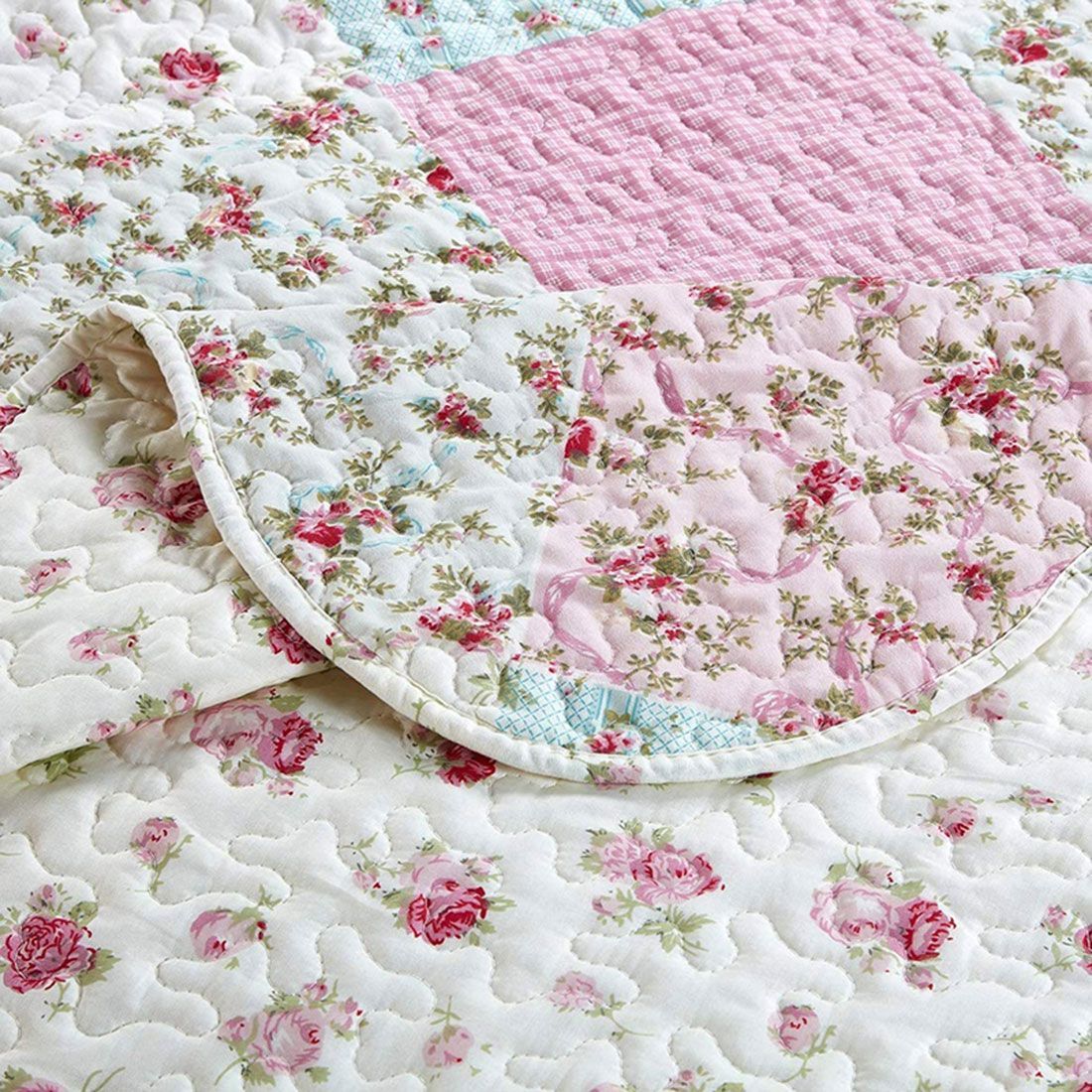 Close-up van een bedsprei roze patchwork en fijne stiksels. Close-up van een bedsprei roze patchwork en fijne stiksels.