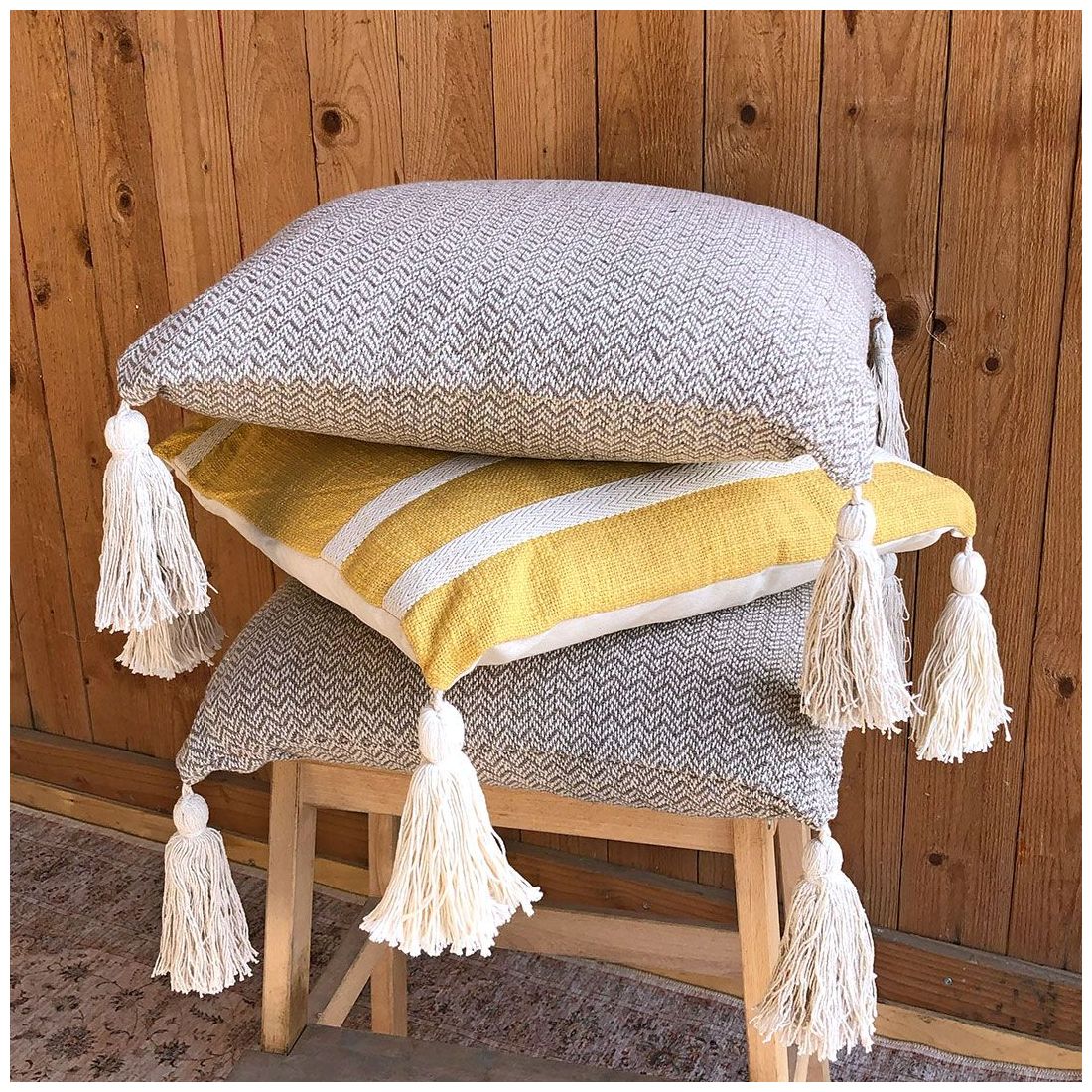 Geel Kussen met Kwastjes - een vleugje bohemien chic in huis