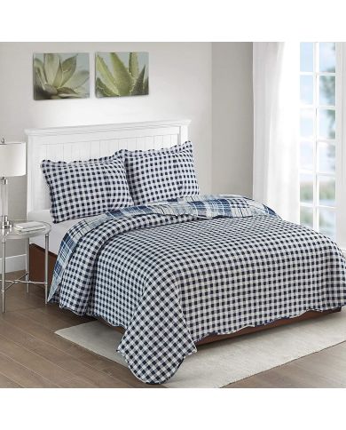 Het omkeerbare ontwerp van de blauwe bedsprei, een blauwe geruite print, met bijpassende kussens.