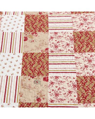 Close-up van een roze bedsprei met een symfonie van gedempt roze en cranberry vlakken. Close-up van een roze bedsprei met een symfonie van gedempt roze en cranberry vlakken.