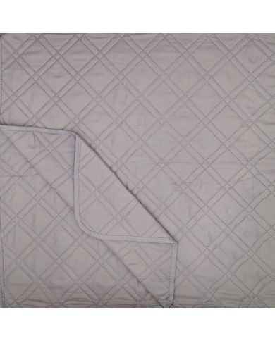 Close-up van een bedsprei grijs met een dubbel ruitpatroon. Close-up van een bedsprei grijs met een dubbel ruitpatroon.