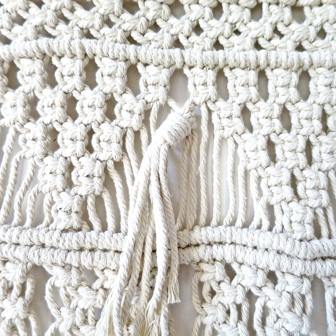 Details van het knoopwerk van de wandhanger macramé.