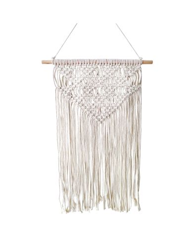 Een macramé vintage wandhanger in crème met een symmetrisch geknoopt patroon en lange franjes, hangend aan een houten stokje. Een macramé vintage wandhanger in crème met een symmetrisch geknoopt patroon en lange franjes, hangend aan een houten stokje.