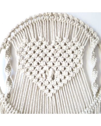 Details van het knoopwerk in het hartontwerp van het macramé boho wandhanger.