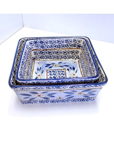 Close-up van een vierkante ovenschaal met gedetaileerde blauwe en gele bloemmotieven. Close-up van een vierkante ovenschaal met gedetaileerde blauwe en gele bloemmotieven.