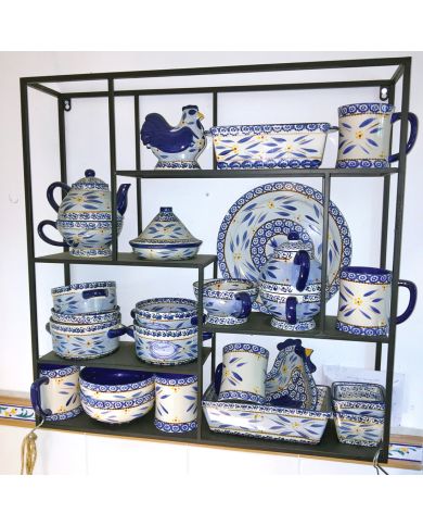 Een decoratief rek keramiek, waaronder een vierkante ovenschaal. Een decoratief rek keramiek, waaronder een vierkante ovenschaal.