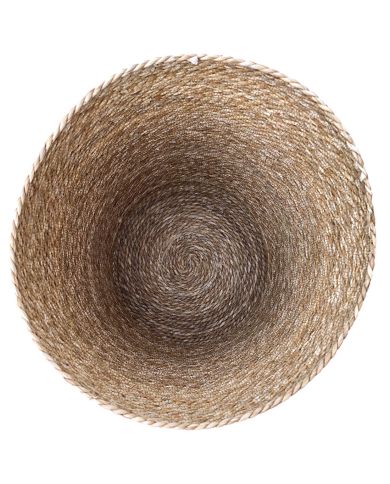 Een bovenaanzicht van een ronde, rieten wasmand met deksel in natuurlijke tinten. Een bovenaanzicht van een ronde, rieten wasmand met deksel in natuurlijke tinten.