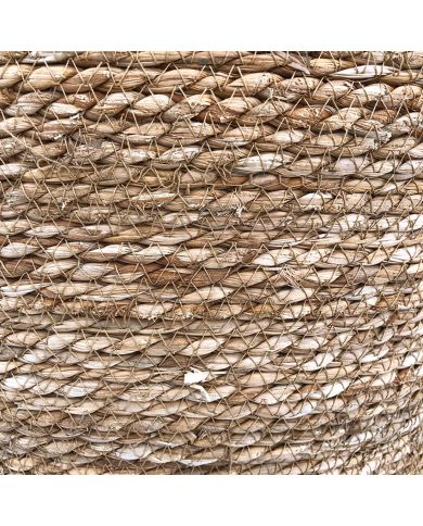 Close-up van een rieten wasmand met deksel, met geweven natuurlijke vezels. Close-up van een rieten wasmand met deksel, met geweven natuurlijke vezels.