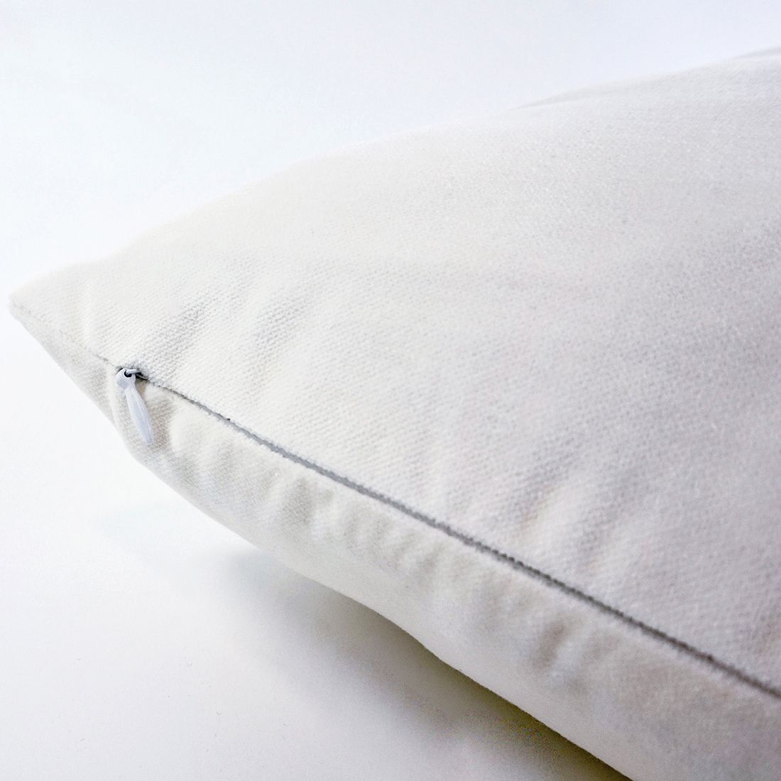 Detail van een Frida Kahlo kussen met blinde rits.