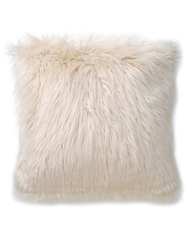 Een creme witte sierkussen met een fluffy textuur op een witte achtergrond.