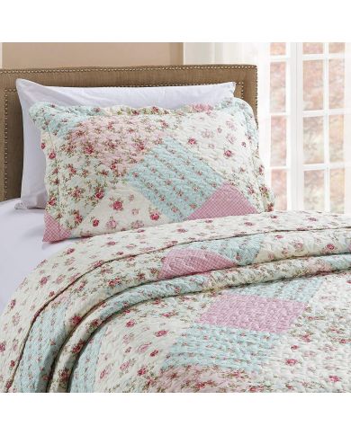 Een roze kussensloop met bijpassende sprei op een knus bed bij het raam. Een roze kussensloop met bijpassende sprei op een knus bed bij het raam.