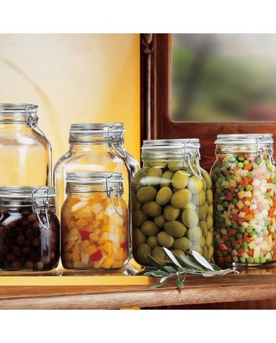Een verzameling van de glazen weckpot, allen gevuld met olijven, kleurrijke groenteblokjes en verschillende soorten fruit. Een verzameling van de glazen weckpot, allen gevuld met olijven, kleurrijke groenteblokjes en verschillende soorten fruit.