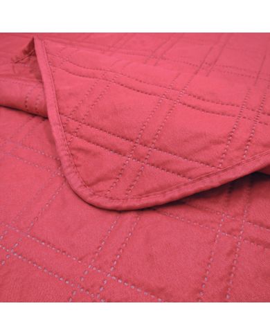 Close-up van een bedsprei rood met een delicaat stiksel. Close-up van een bedsprei rood met een delicaat stiksel.