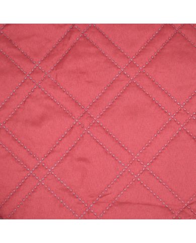 Close-up van een bedsprei rood met een dubbel ruitpatroon. Close-up van een bedsprei rood met een dubbel ruitpatroon.