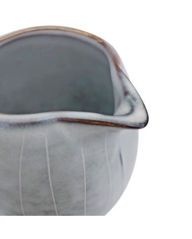 Bovenaanzicht van een keramische melkkan met een ronde vorm en een Scandinavisch grijs glazuur.