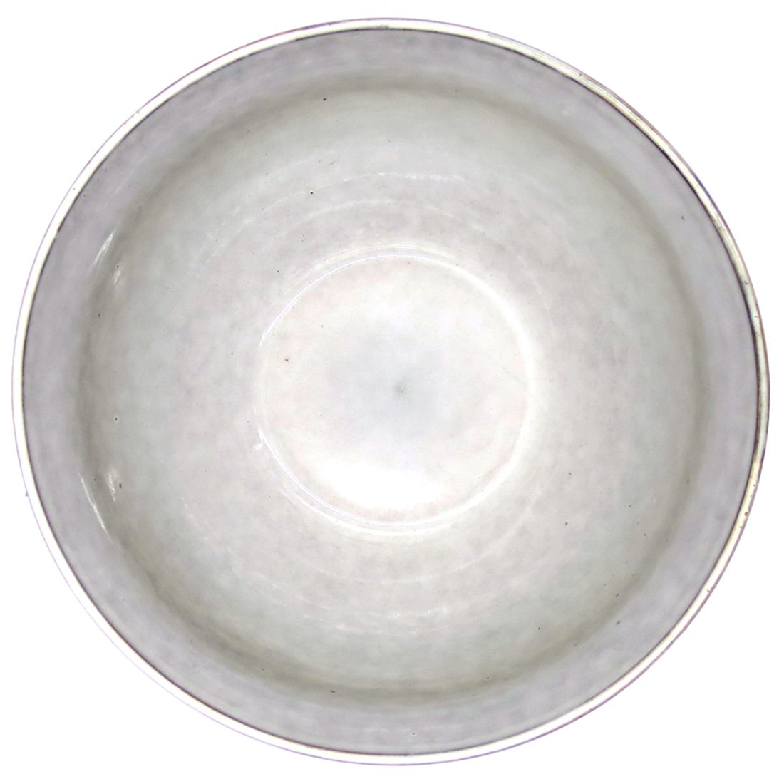 Bovenaanzicht van een grote keramische saladeschaal met een ronde vorm en Scandinavisch grijs glazuur.