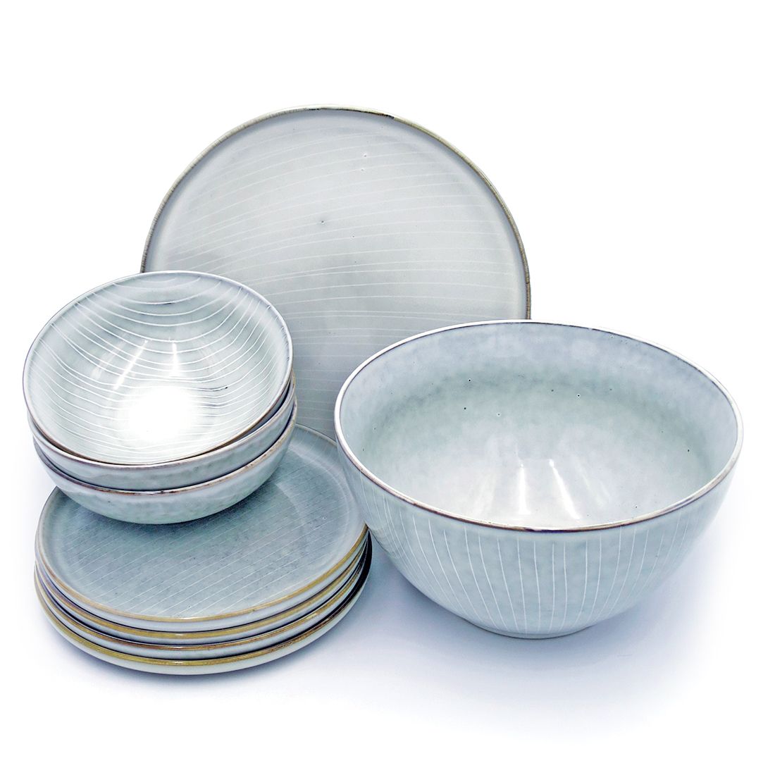 Een stapel borden, kommen en een saladeschaal, met Scandinavisch grijs glazuur en contrasterende verticale witte lijntjes.