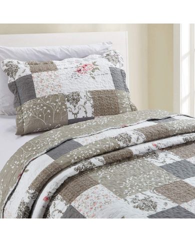 Een kussensloop beige met bijpassende sprei op een knus bed bij het raam. Een kussensloop beige met bijpassende sprei op een knus bed bij het raam.