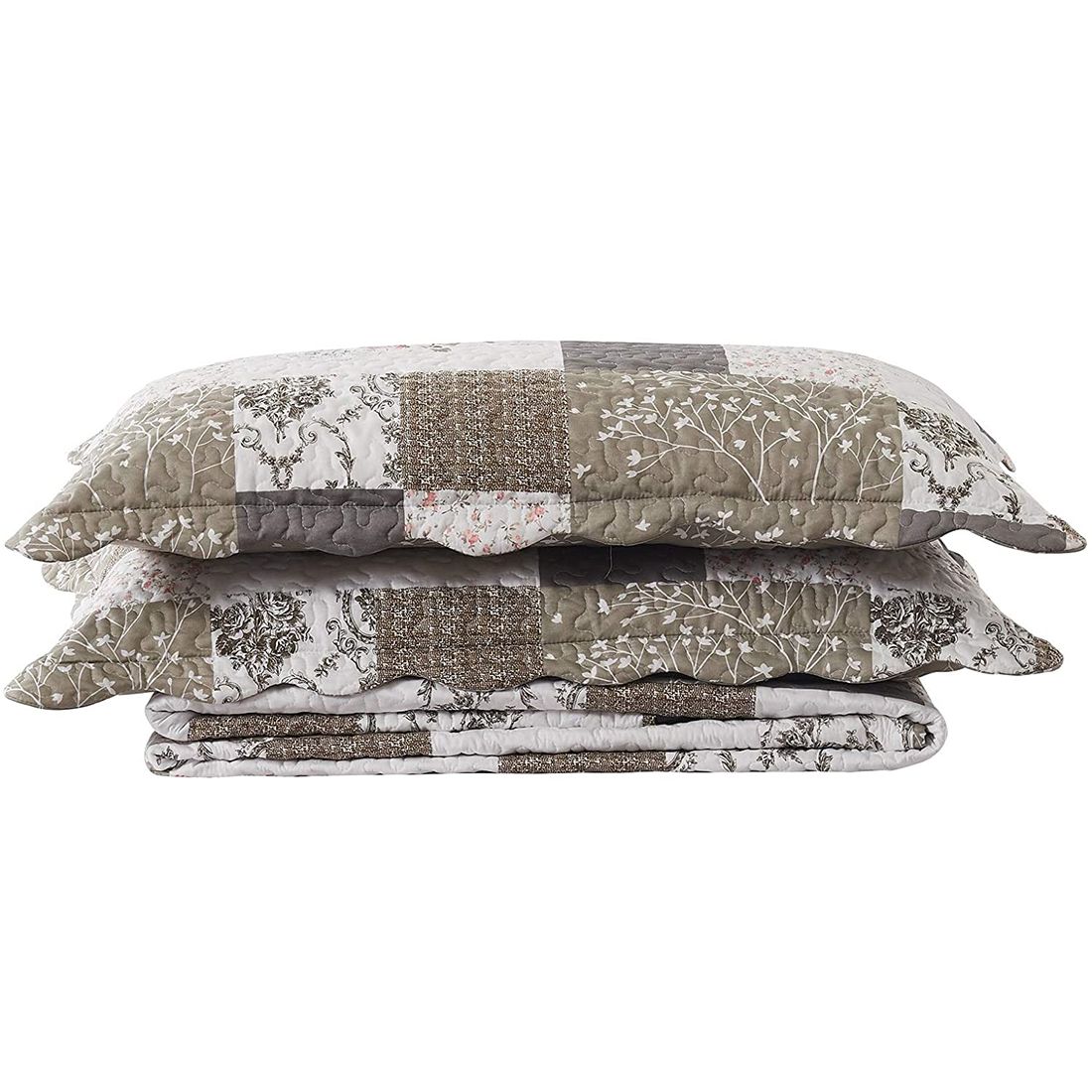 Gestapelde khaki bruin en beige kussensloop met patchwork en bloemmotieven.