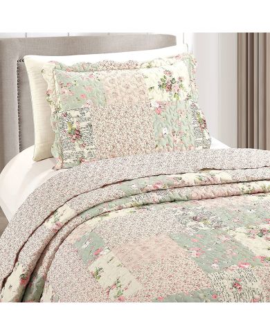 Een kussensloop groen en roze met bijpassende sprei op een knus bed bij het raam. Een kussensloop groen en roze met bijpassende sprei op een knus bed bij het raam.