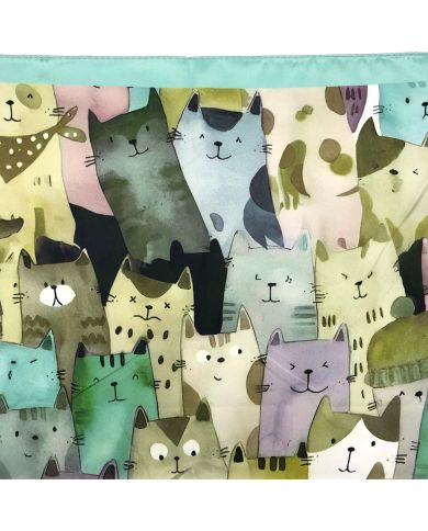 Close-up van de satijnen kattenprint sjaal met een gedurfd patroon van gestileerde katten. Close-up van de satijnen kattenprint sjaal met een gedurfd patroon van gestileerde katten.