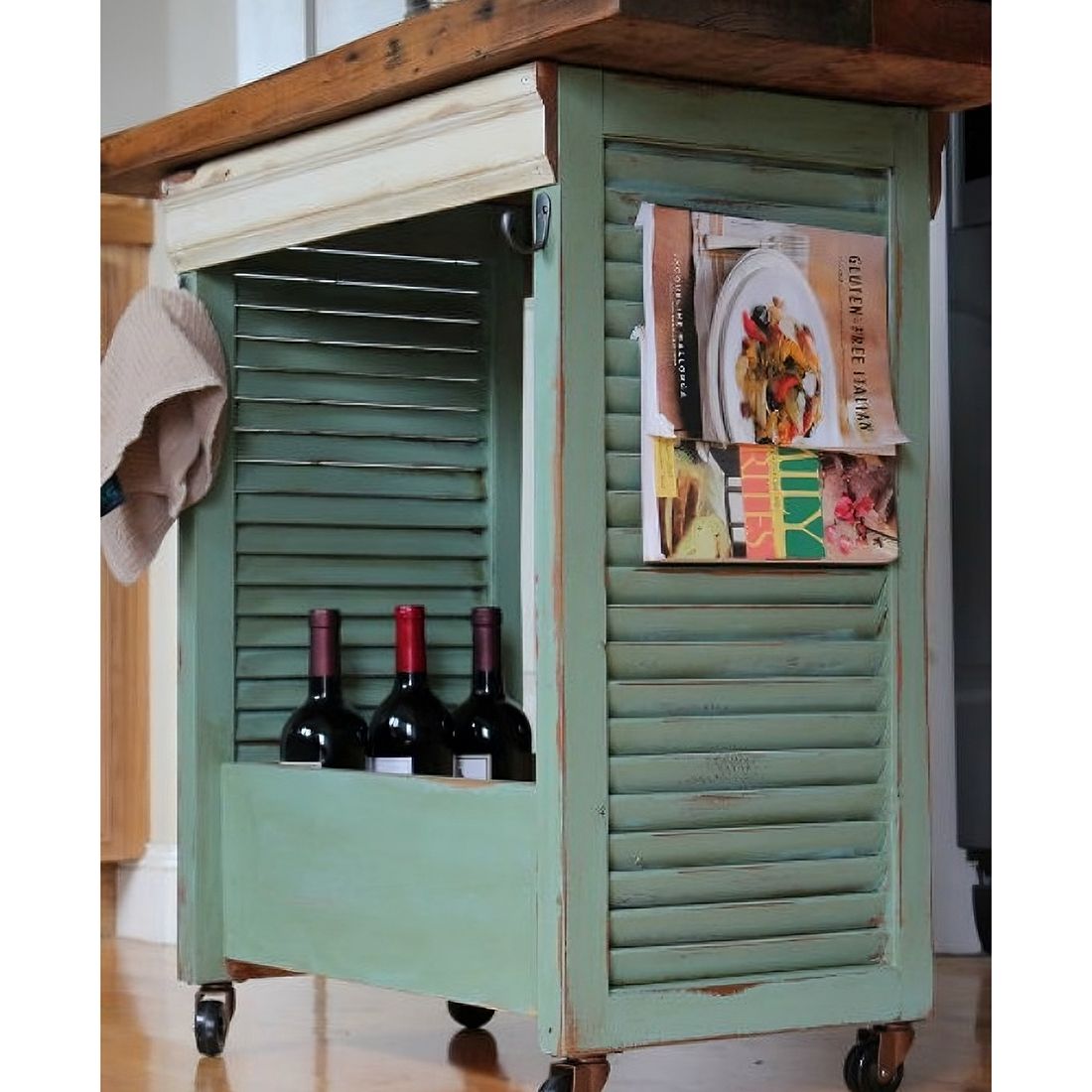 Een rustieke keukenkar gemaakt van geupcyclede louvre shutter luikjes en een houten blad.