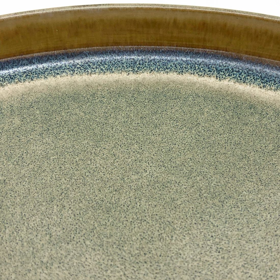 Een close-up van het reactieve glazuurdetail van het bohemien dinerbord. Een close-up van het reactieve glazuurdetail van het bohemien dinerbord.