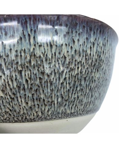 Close-up van een keramische ramen kom, met een kleurverloop van blauw naar grijs en een gespikkelde reactieve glazuurafwerking. Close-up van een keramische ramen kom, met een kleurverloop van blauw naar grijs en een gespikkelde reactieve glazuurafwerking.