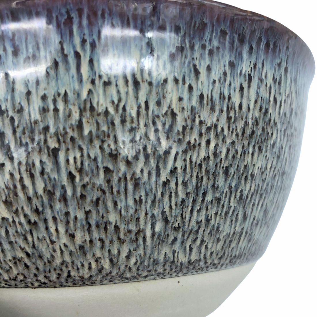 Close-up van een keramische ramen kom, met een kleurverloop van blauw naar grijs en een gespikkelde reactieve glazuurafwerking. Close-up van een keramische ramen kom, met een kleurverloop van blauw naar grijs en een gespikkelde reactieve glazuurafwerking.