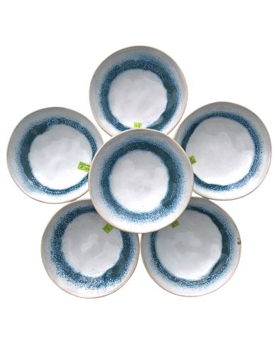 Een cirkelvormige opstelling van zes keramische tapas schaaltjes met een gespikkelde blauwe binnenkant. Een cirkelvormige opstelling van zes keramische tapas schaaltjes met een gespikkelde blauwe binnenkant.